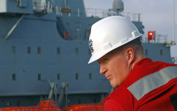 USS Taraw prepares for underway replenishment