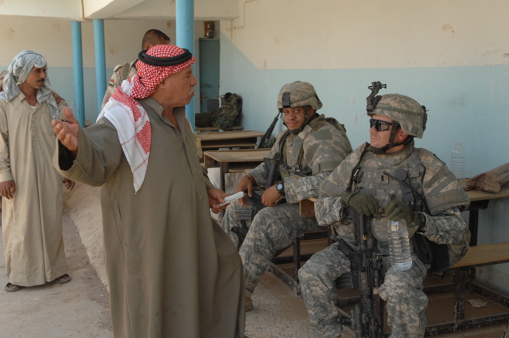 Soldiers meet with Hawijah Citizens