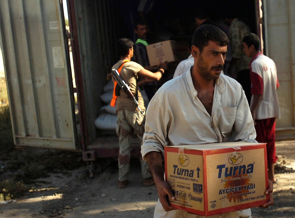 Charlie Co. 1-12 Cav. delivers food to Diyala village