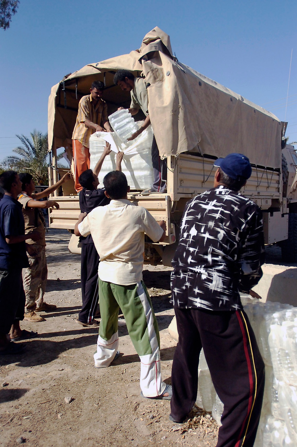 Charlie Co. 1-12 Cav. delivers food to Diyala village