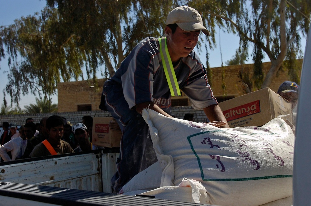 Charlie Co. 1-12 Cav. delivers food to Diyala village