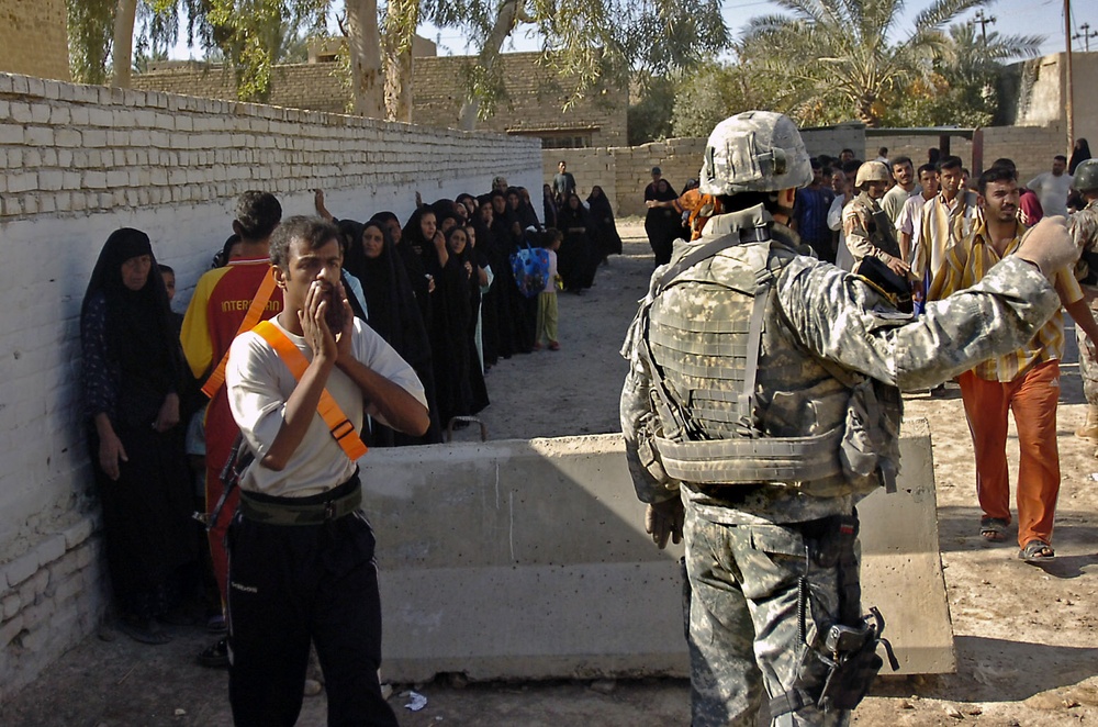 Charlie Co. 1-12 Cav. delivers food to Diyala village