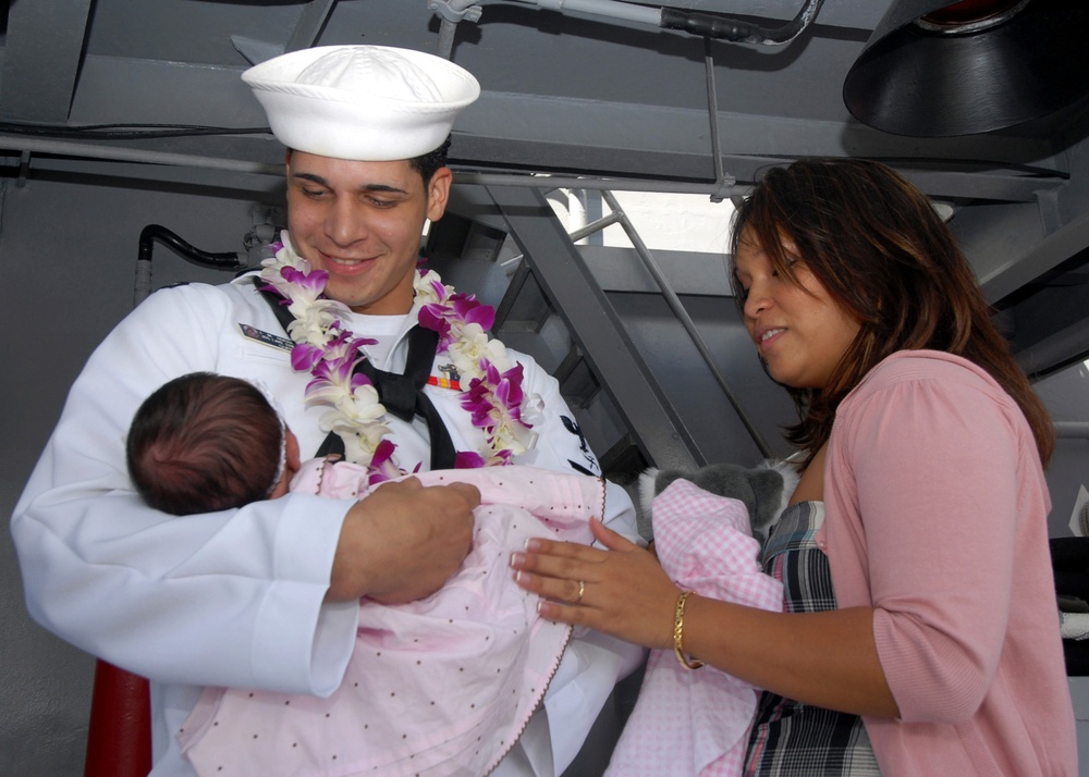 USS Lake Erie returns home