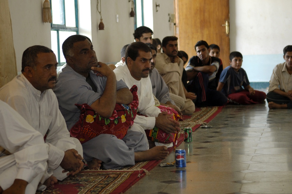 Iraqi Residents, Soldiers, Work Together