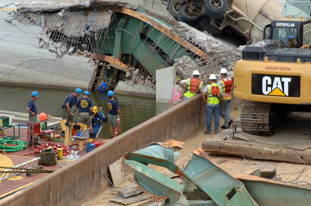 Lifting concrete from I-35 collapse