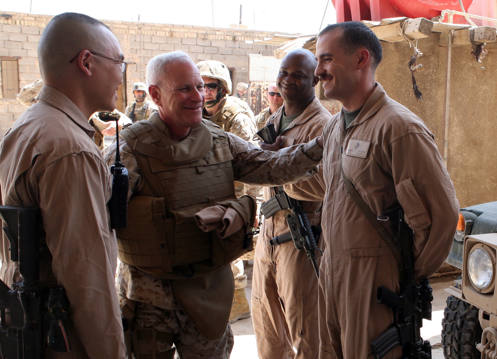 Assistant Commandant of the Marine Corps visits iraq Image 1 of 6