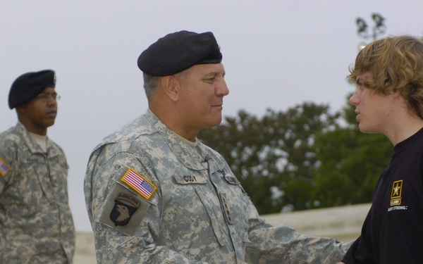 Army Celebrates Recruiting Success in Fiscal 2007