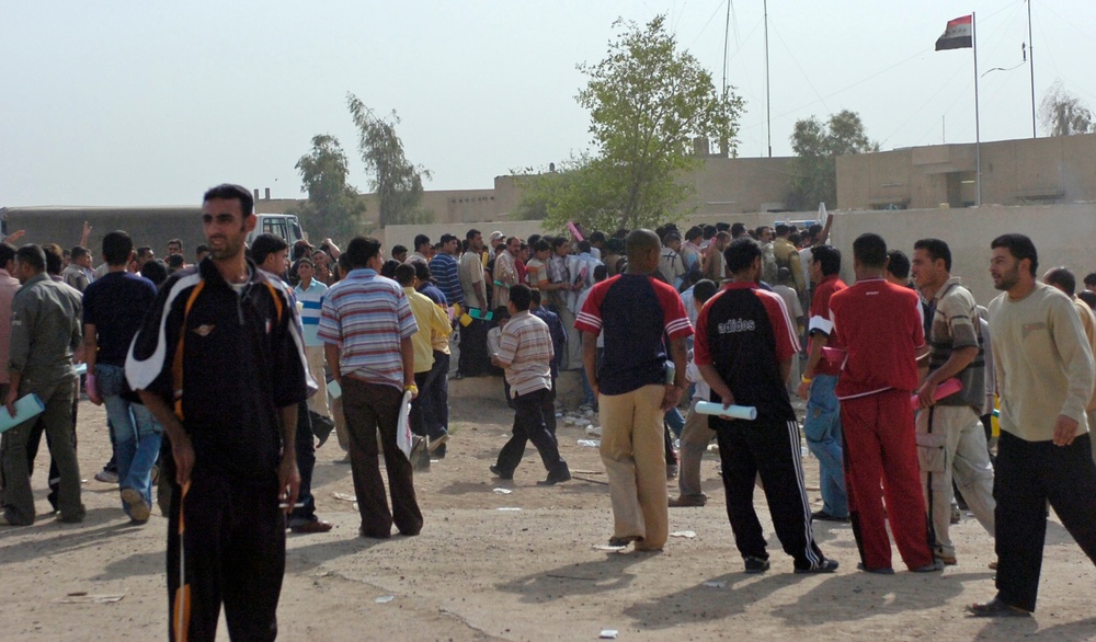 Iraqis Clamor to Join Police Force