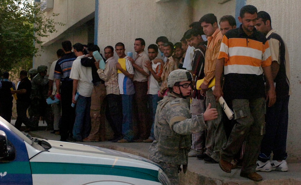 Iraqis Clamor to Join Police Force