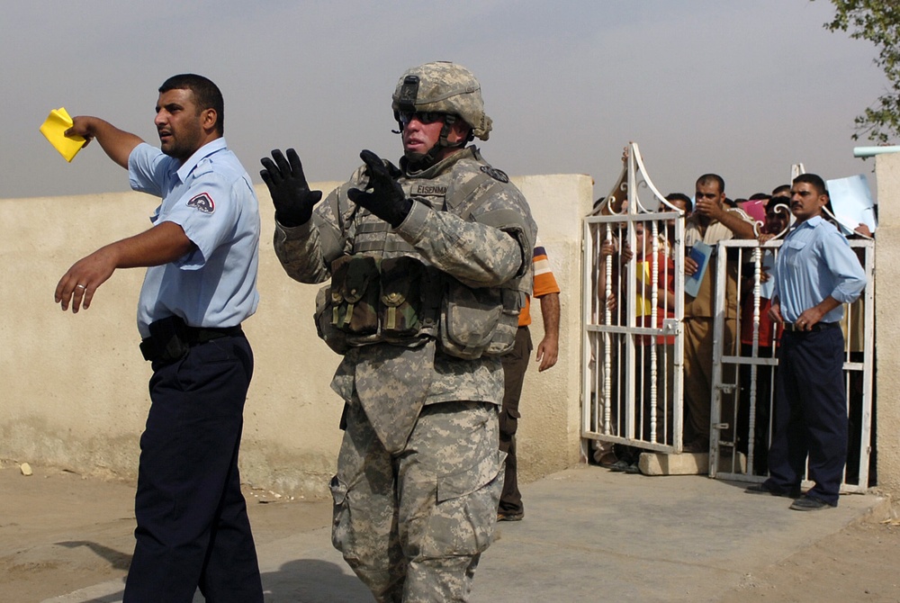 Iraqis Clamor to Join Police Force