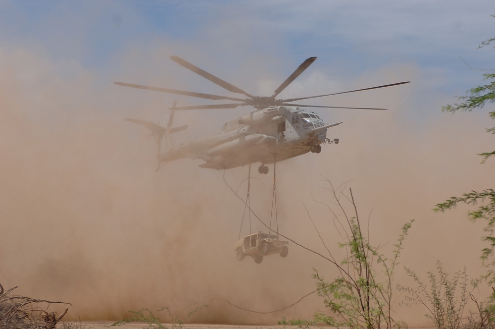 HMH-464 Conducts Dual-point Sling-load Externals