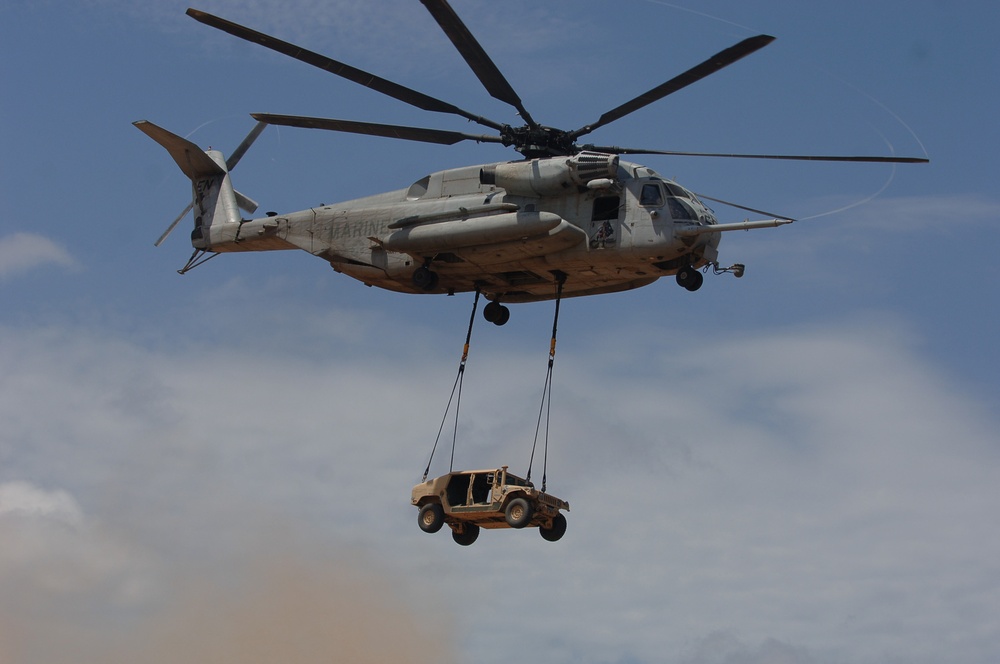 HMH-464 Conducts Dual-point Sling-load Externals