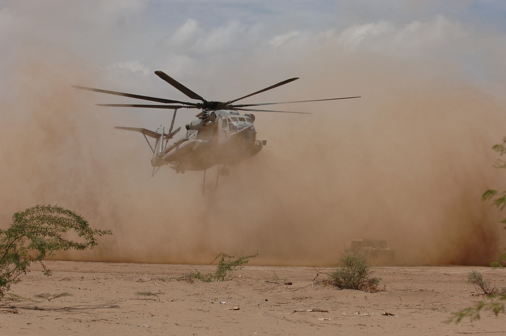 HMH-464 Conducts Dual-point Sling-load Externals