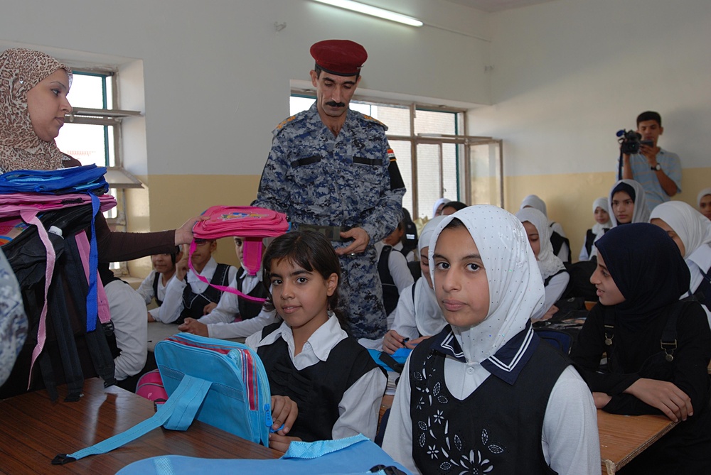 Soldiers help celebrate Sadr City school renovation