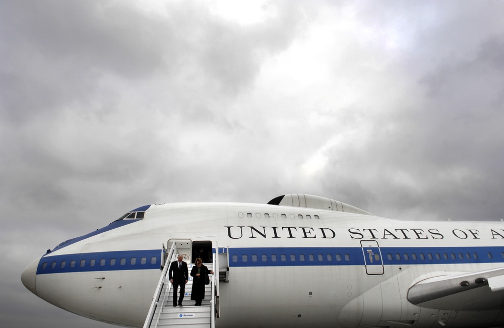 Gates Arrives in Netherlands to Focus on NATO Issues, Challenges