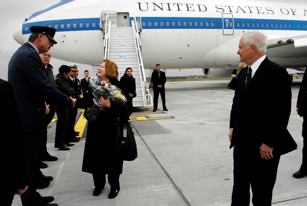 Gates Arrives in Netherlands to Focus on NATO Issues, Challenges