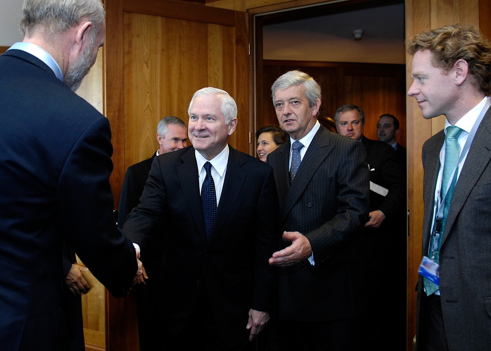 Gates Arrives in Netherlands to Focus on NATO Issues, Challenges