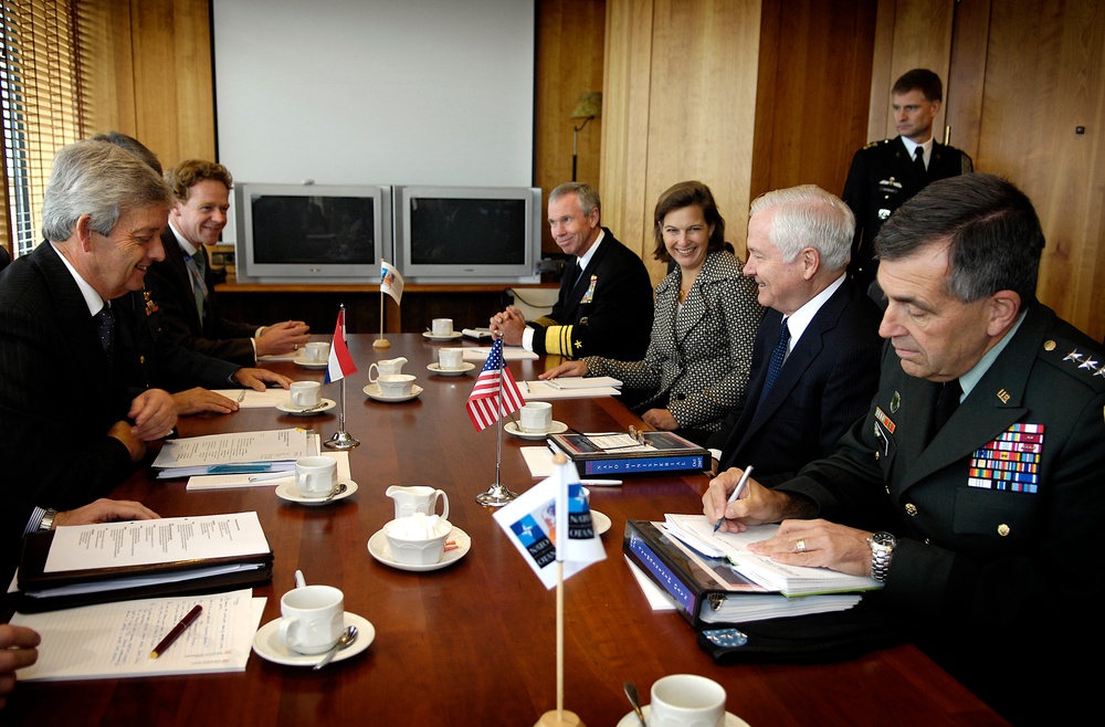 Gates Arrives in Netherlands to Focus on NATO Issues, Challenges