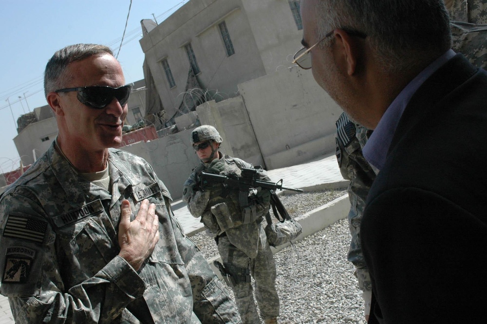 Commandant of War College visits Diyala, promotes son