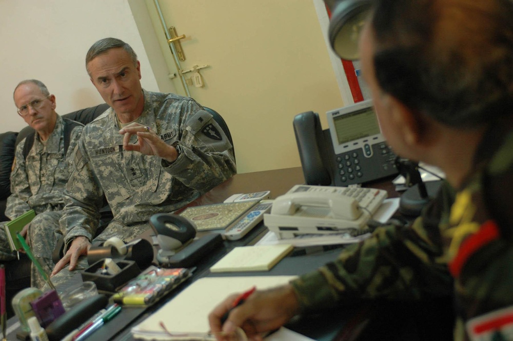 Commandant of War College visits Diyala, promotes son