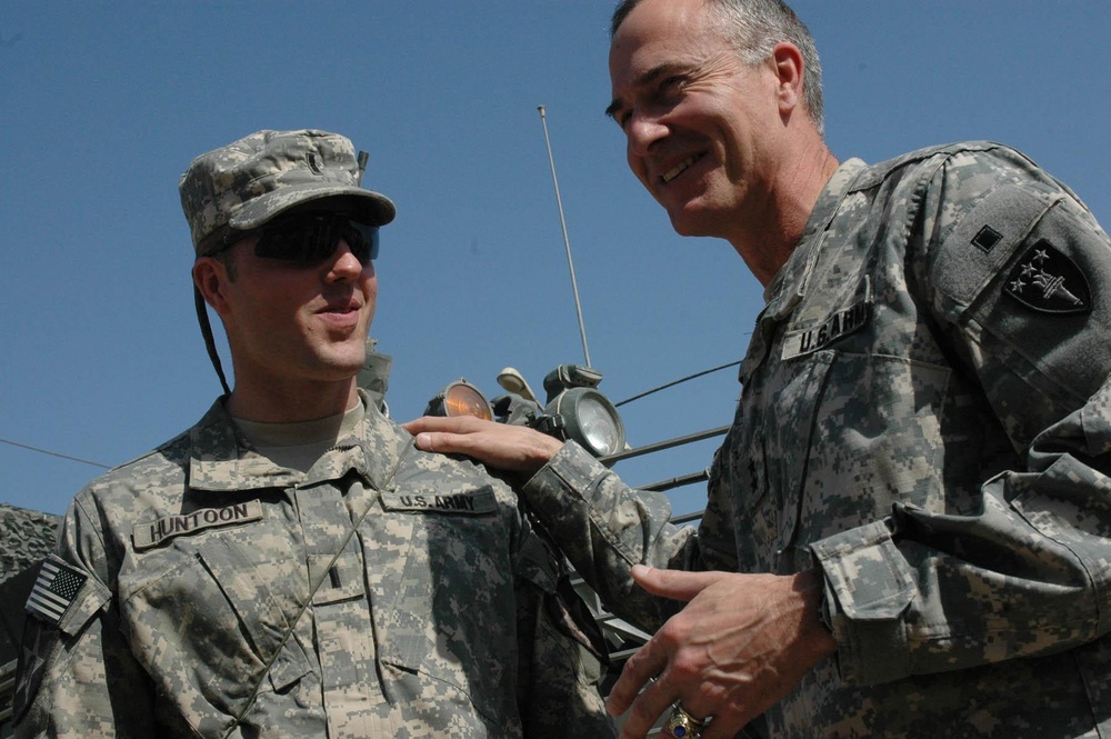 Commandant of War College visits Diyala, promotes son