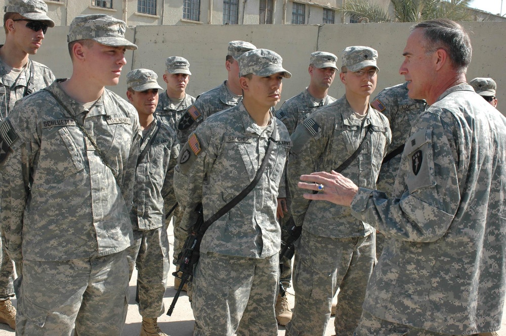 Commandant of War College visits Diyala, promotes son
