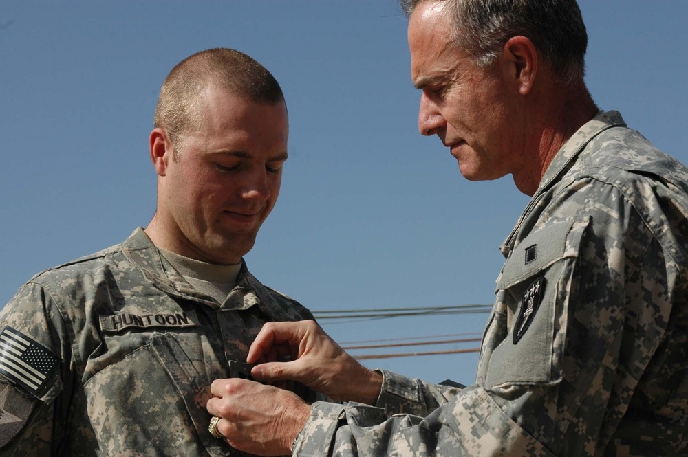 Commandant of War College visits Diyala, promotes son