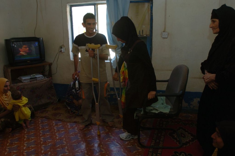 Young Iraqi woman gets a chance to walk again