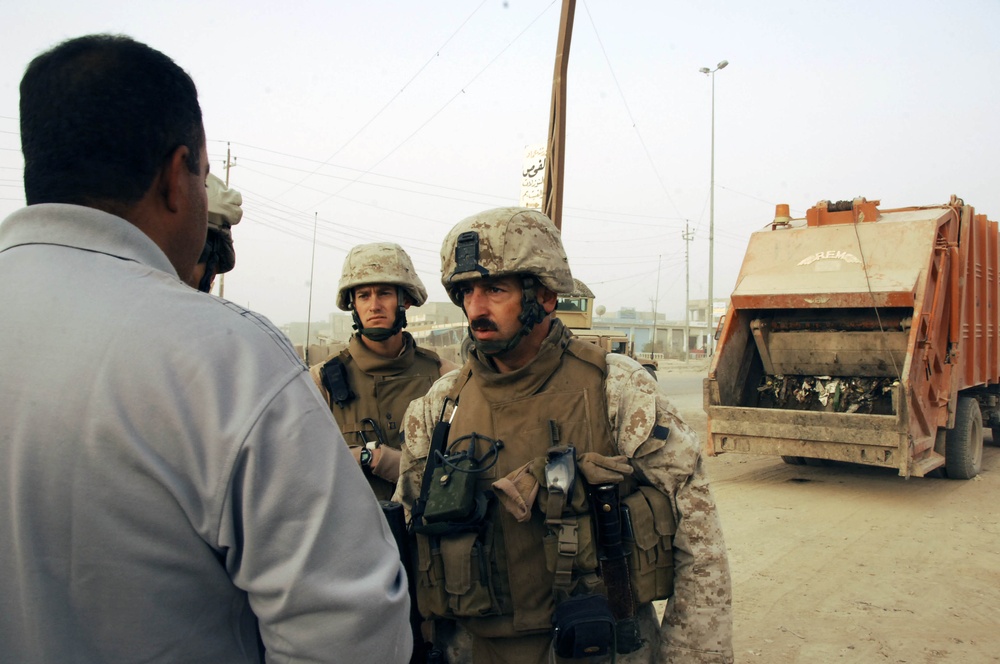 Mechanics at a maintenance shop in Ar Ramadi