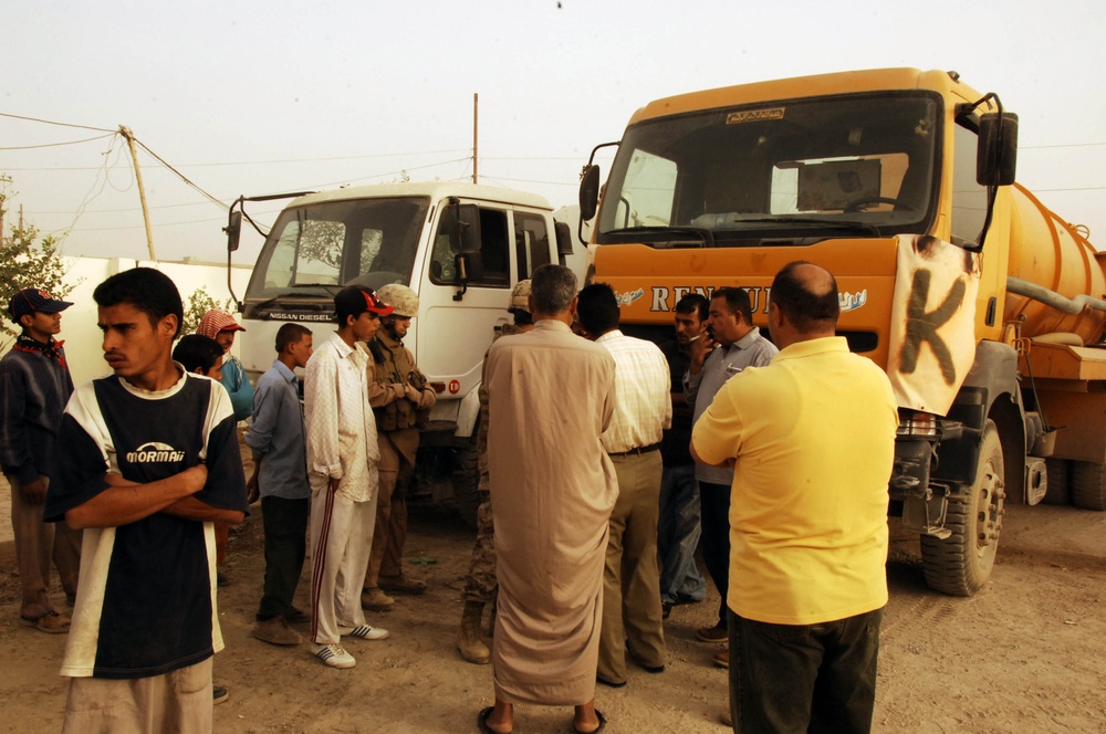Mechanics at a maintenance shop in Ar Ramadi