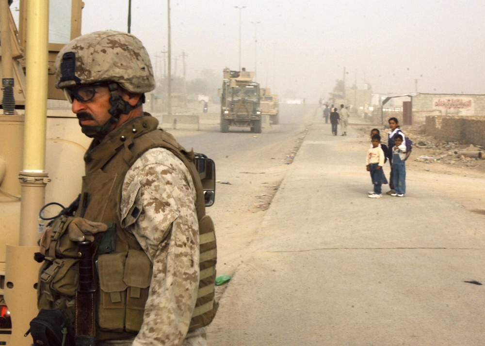 Mechanics at a maintenance shop in Ar Ramadi