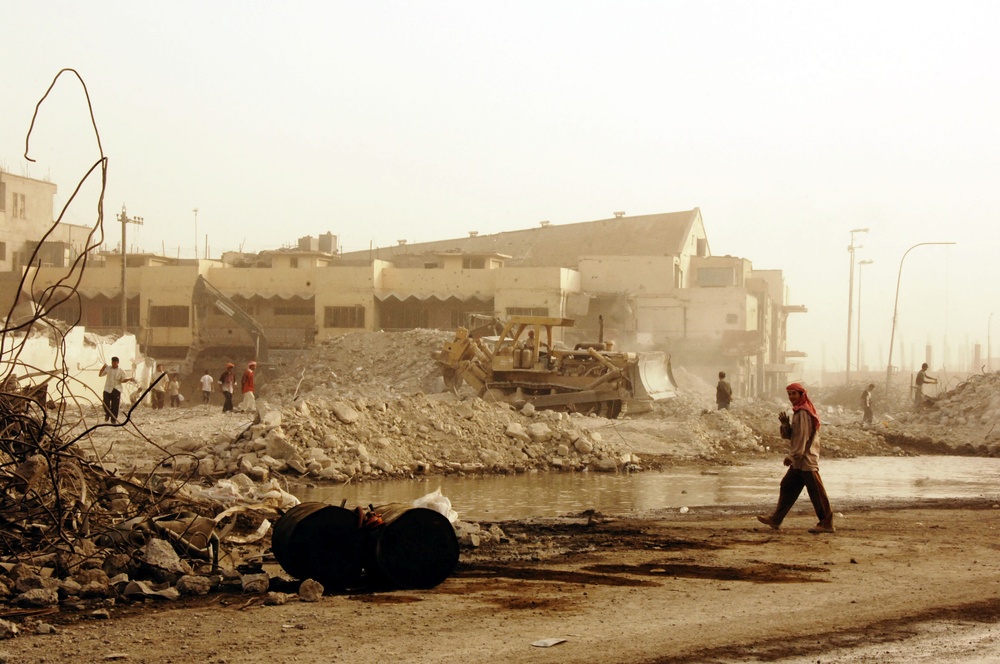 Mechanics at a maintenance shop in Ar Ramadi