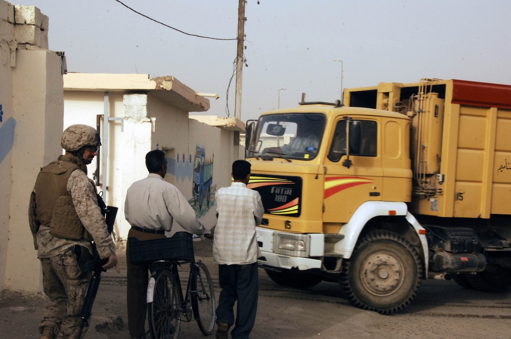 Mechanics at a maintenance shop in Ar Ramadi