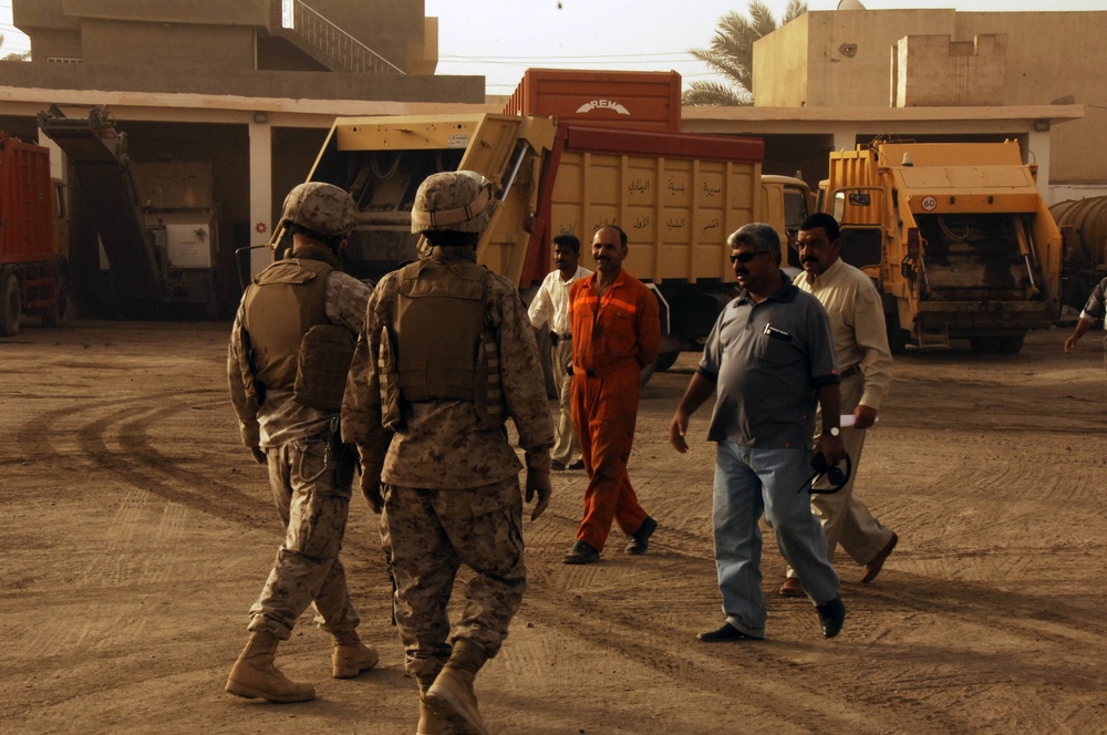 Mechanics at a maintenance shop in Ar Ramadi