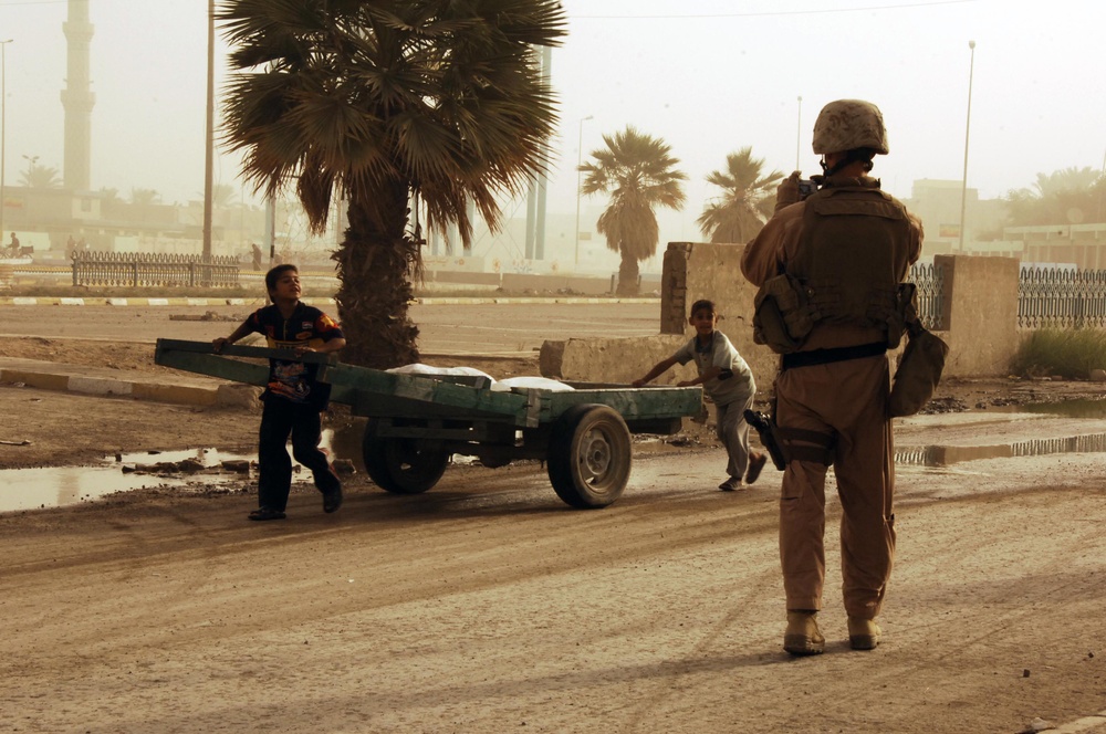 Mechanics at a maintenance shop in Ar Ramadi