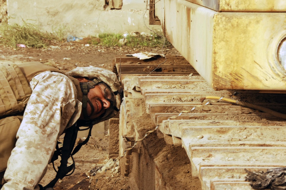 Mechanics at a maintenance shop in Ar Ramadi