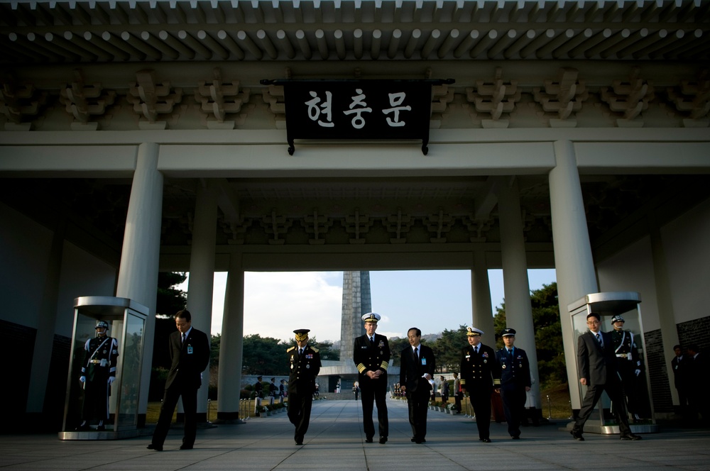 Adm. Mike Mullen visits Korean national cemetery