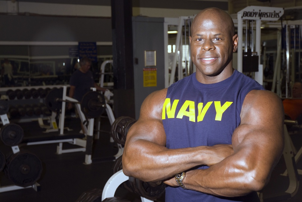 Premium Photo | Bodybuilder posing fitness muscled man on dark scene | Body  building men, Fitness motivation body, Body builder
