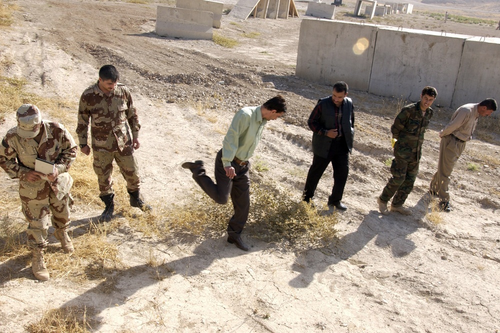 Iraqi Army gets CSI training during mock crime scene exercise