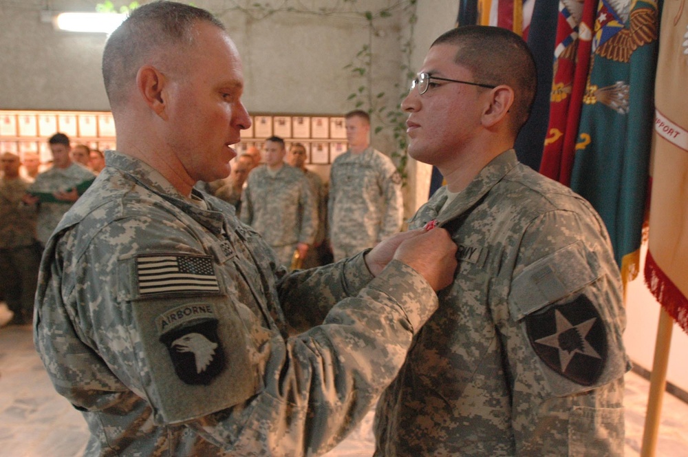 Warrior receives Bronze Star for Valor