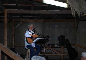 &quot;Singing Cowboy&quot; brings Soldiers a little taste of home