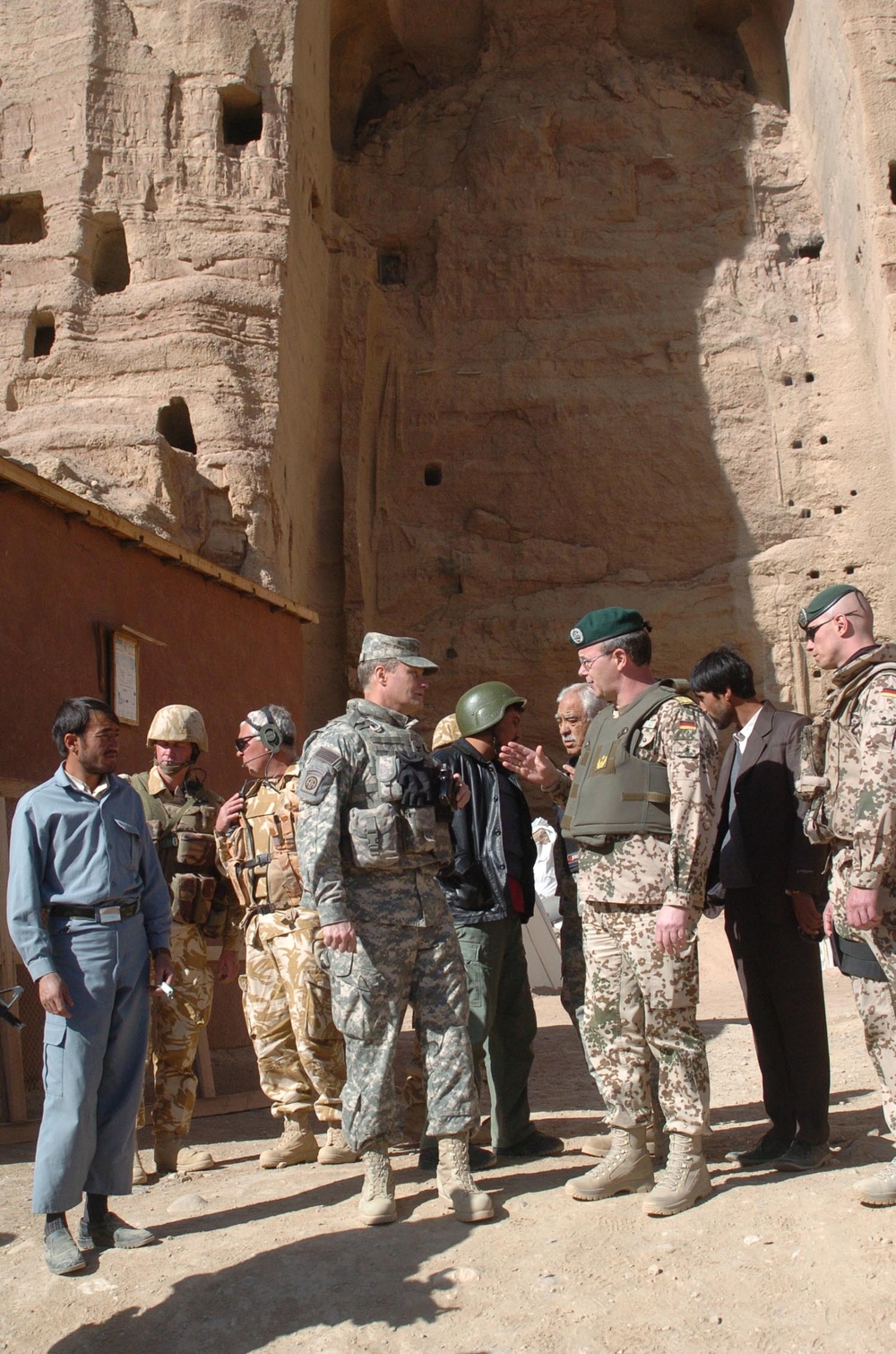 Leaders Discuss Bamyan Development, Visit Historical Ruins