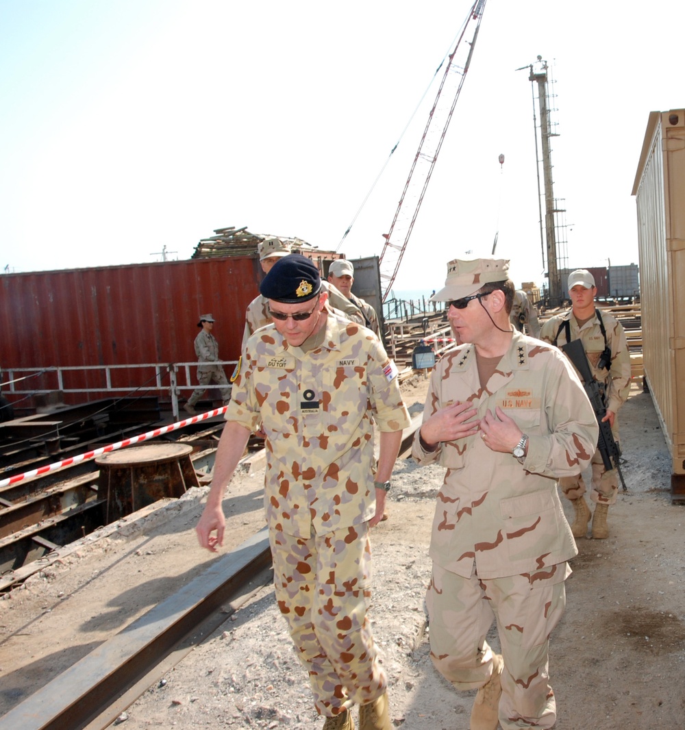 Vice Admiral Cosgriff, Commodore du Toit Visit Iraqi Oil Platforms