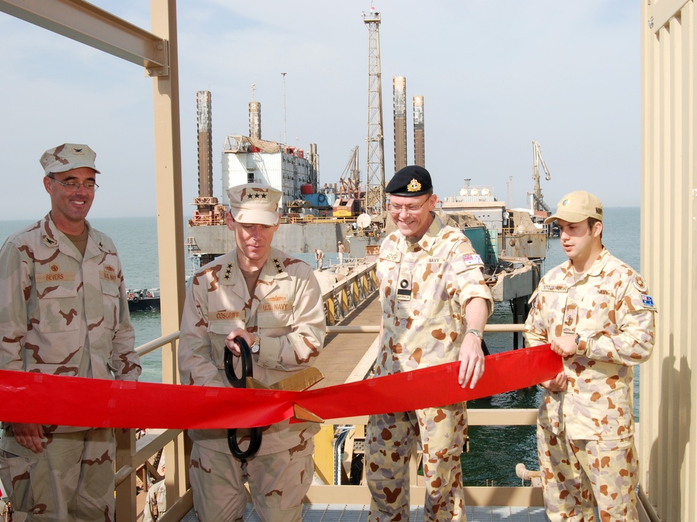 Vice Admiral Cosgriff, Commodore du Toit Visit Iraqi Oil Platforms