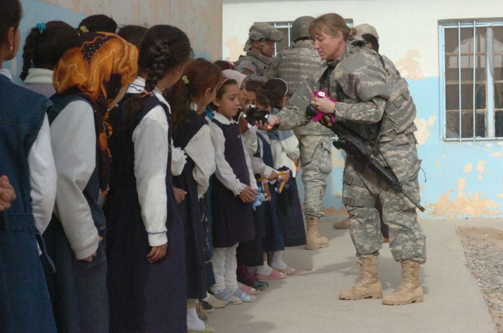 Soldiers help further Iraqi education