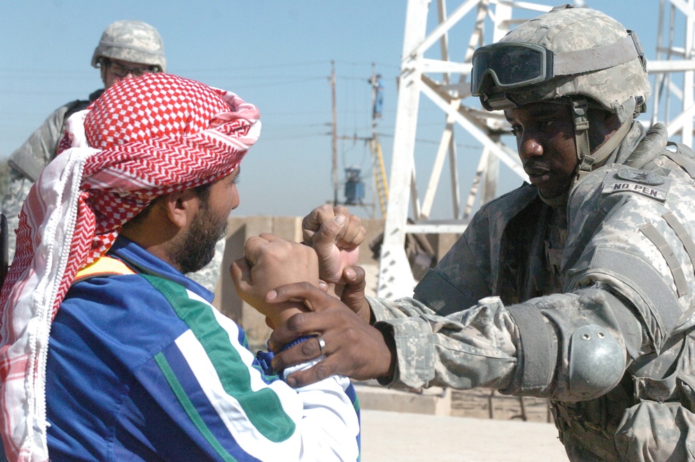 U.S. Soldiers Train Future Iraqi Police