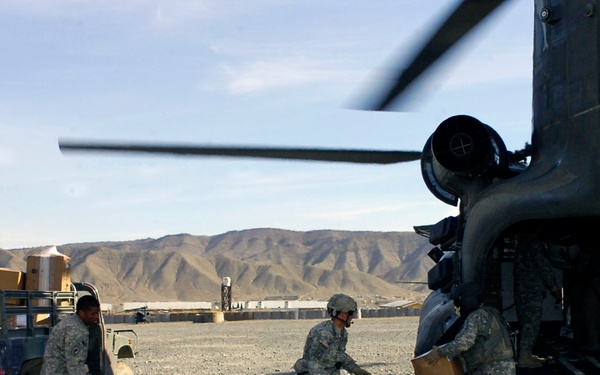 Military &quot;elves&quot; delivers Trooper's packages