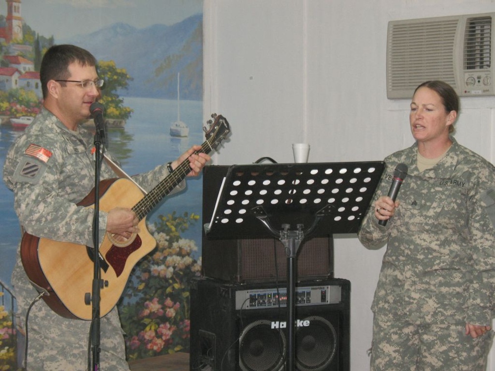 Motivational speaker visits FOB Hammer