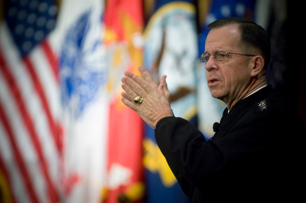 Chairman of the Joint Chiefs of Staff, Mike Mullen, speaks with students