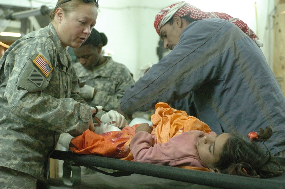 Soldiers help burned Iraqi girl